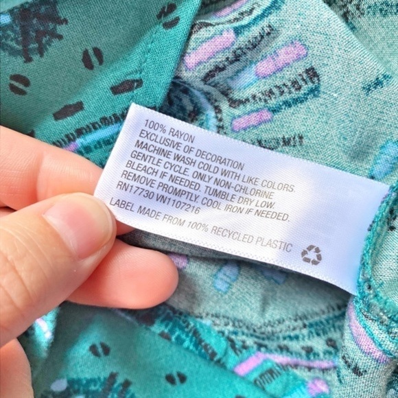 Ava‎ Viv Green & Pink Geometric Rayon Short Sleeve Boatneck Blouse - Picture 6 of 10